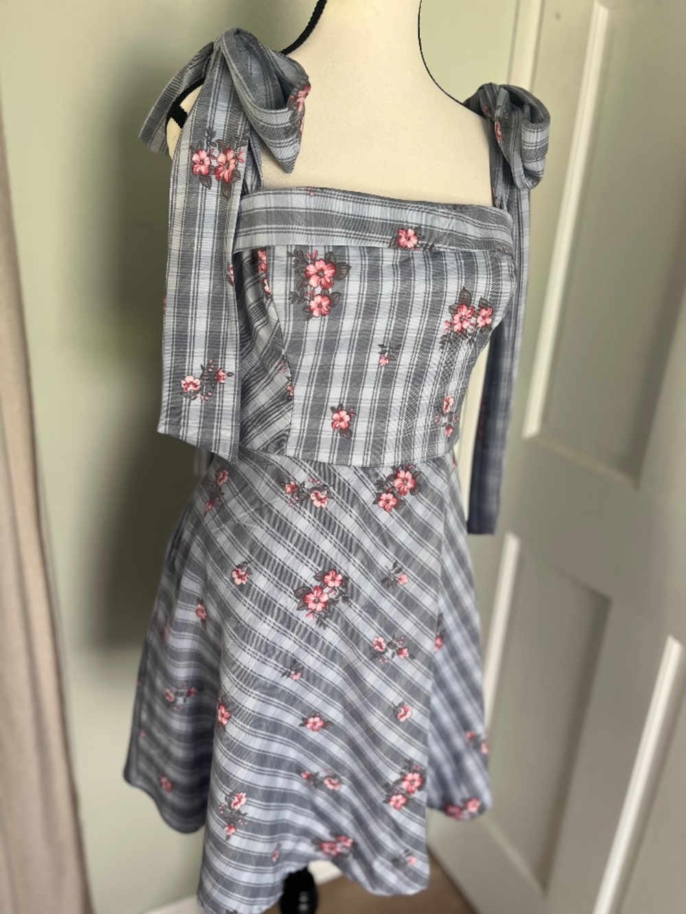 Adorable Francesca's summer dress with tie shoulders. Large